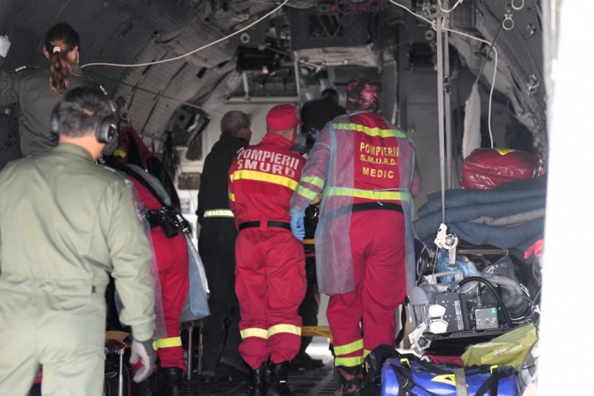 foto cei doi militari raniti in urma exploziei de la botosani transferati catre un spital specializat foto cei doi militari raniti in urma exploziei de la botosani transferati catre un spital specializat