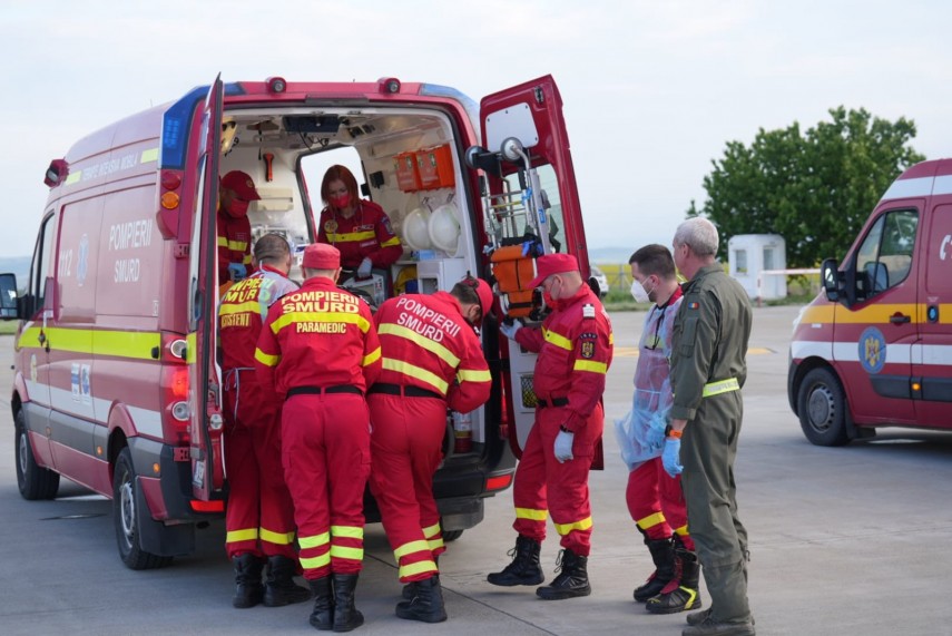 foto cei doi militari raniti in urma exploziei de la botosani transferati catre un spital specializat foto cei doi militari raniti in urma exploziei de la botosani transferati catre un spital specializat