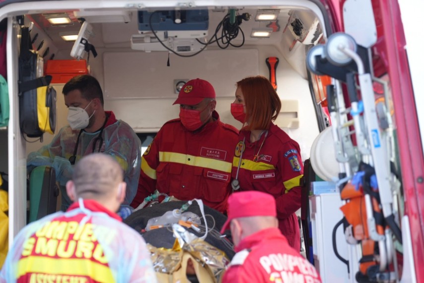 foto cei doi militari raniti in urma exploziei de la botosani transferati catre un spital specializat foto cei doi militari raniti in urma exploziei de la botosani transferati catre un spital specializat