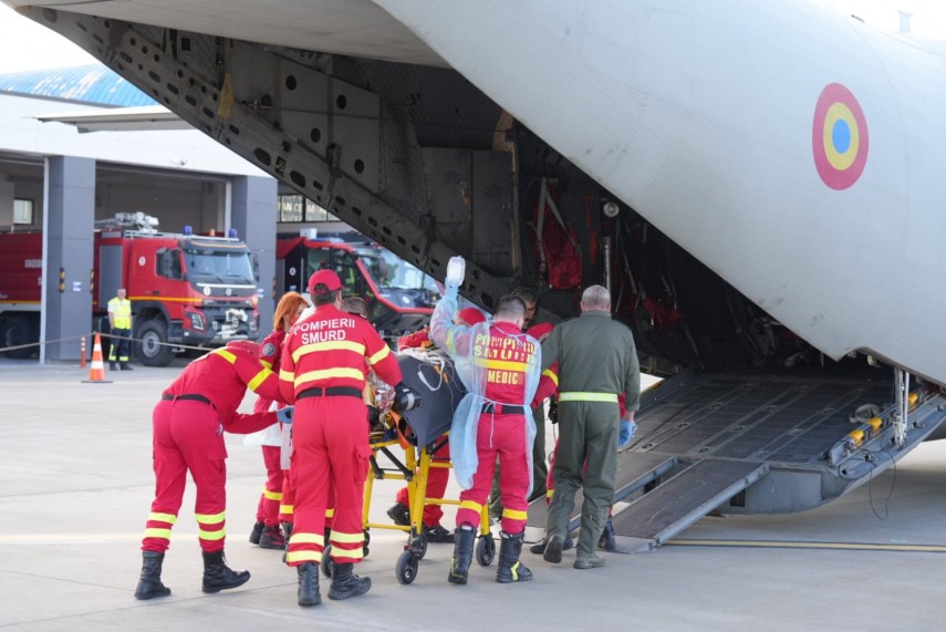 foto cei doi militari raniti in urma exploziei de la botosani transferati catre un spital specializat foto cei doi militari raniti in urma exploziei de la botosani transferati catre un spital specializat