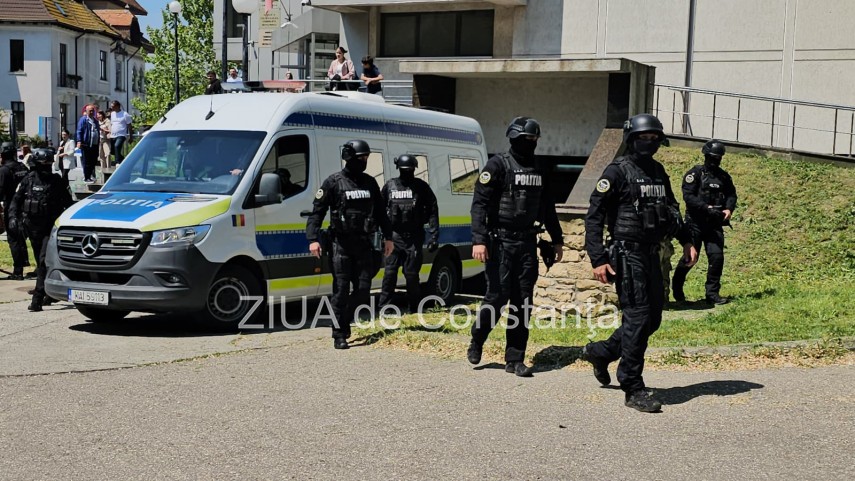 foto mica sicilie liderii si locotenentii gruparii din km 4 5 au parasit palatul justitiei isi asteapta foto mica sicilie liderii si locotenentii gruparii din km 4 5 au parasit palatul justitiei isi asteapta