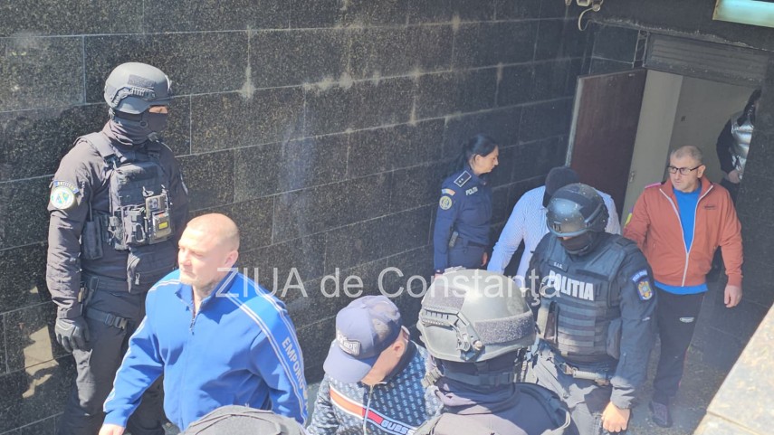 foto mica sicilie liderii si locotenentii gruparii din km 4 5 au parasit palatul justitiei isi asteapta foto mica sicilie liderii si locotenentii gruparii din km 4 5 au parasit palatul justitiei isi asteapta