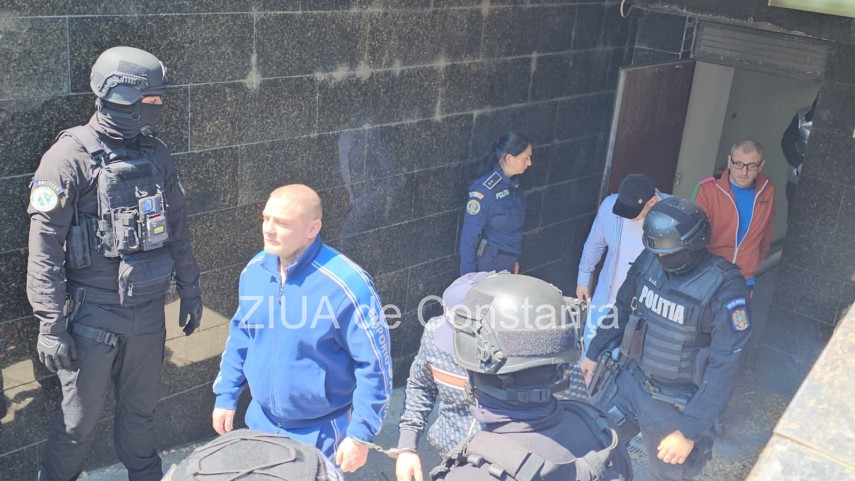 foto mica sicilie liderii si locotenentii gruparii din km 4 5 au parasit palatul justitiei isi asteapta foto mica sicilie liderii si locotenentii gruparii din km 4 5 au parasit palatul justitiei isi asteapta