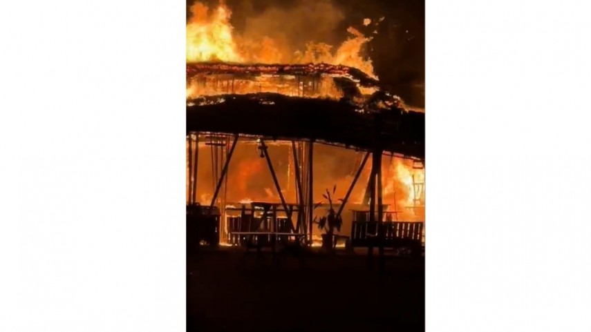 FOTO+VIDEO: Beach Bar in flacari pe plaja din Mamaia! Intervin pompierii ISU Dobrogea  