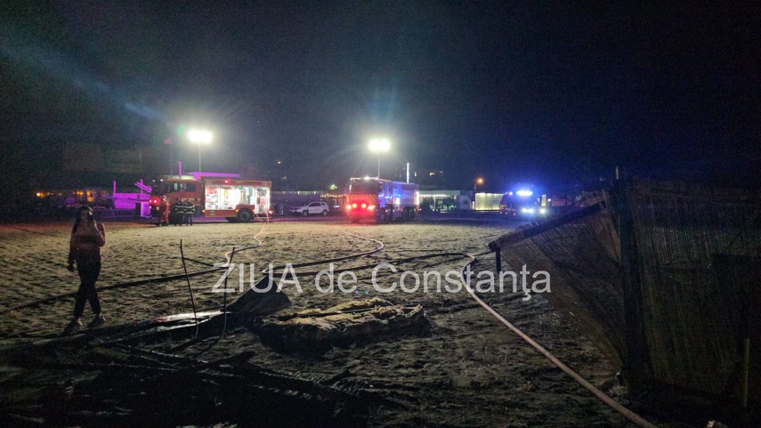beach bar in flacari pe plaja din mamaia intervin pompierii isu dobrogea 938958 beach bar in flacari pe plaja din mamaia intervin pompierii isu dobrogea 938958