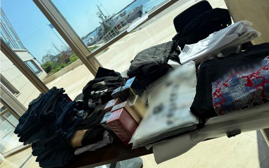 stiri constanta foto video marfa de contrabanda din turcia confiscata pe dn 39 parfumuri si haine de stiri constanta foto video marfa de contrabanda din turcia confiscata pe dn 39 parfumuri si haine de