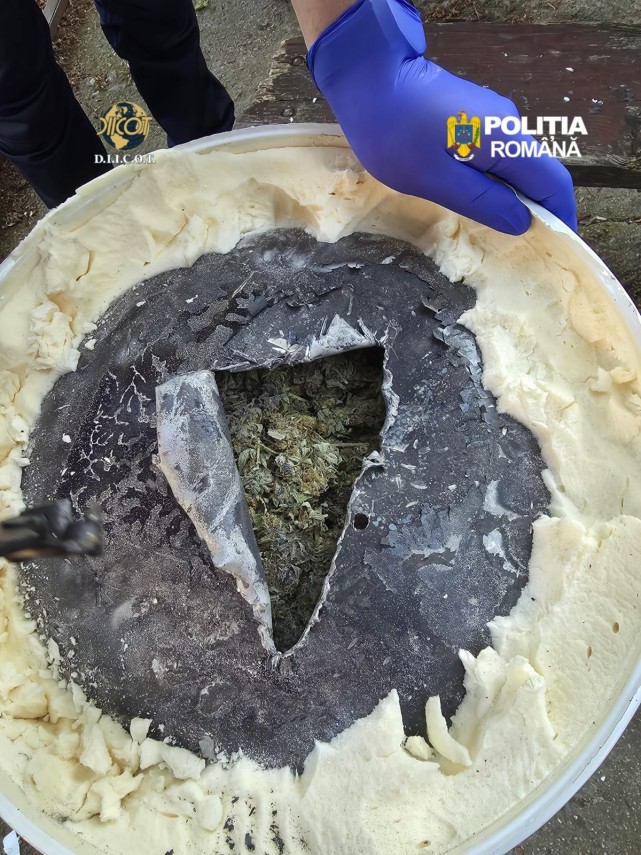 galerie foto un barbat arestat preventiv dupa ce ar fi fost prins transportand 6 5 kg de canabis intr galerie foto un barbat arestat preventiv dupa ce ar fi fost prins transportand 6 5 kg de canabis intr