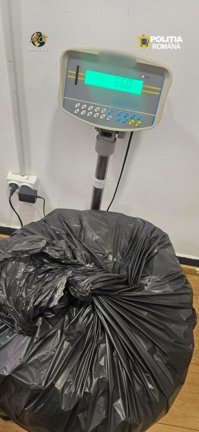 galerie foto un barbat arestat preventiv dupa ce ar fi fost prins transportand 6 5 kg de canabis intr galerie foto un barbat arestat preventiv dupa ce ar fi fost prins transportand 6 5 kg de canabis intr