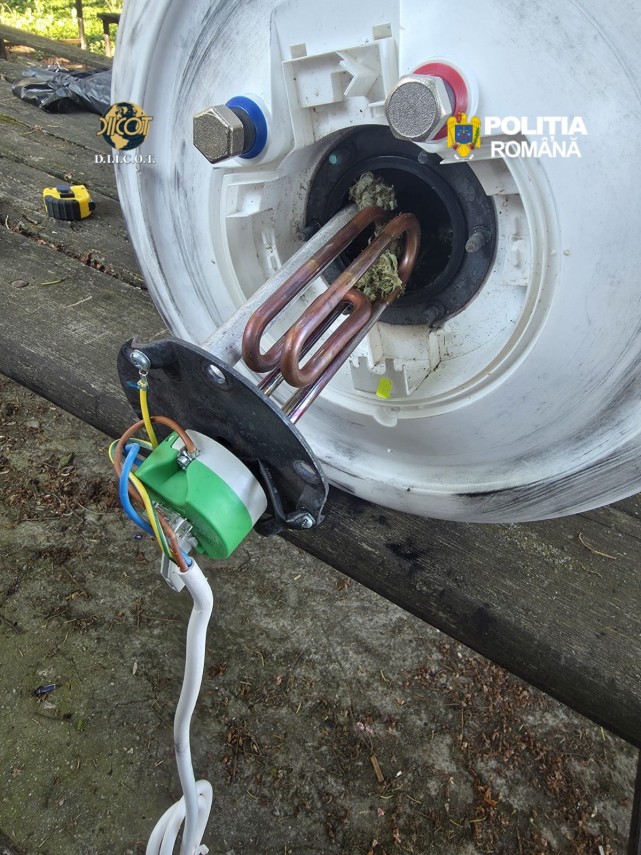 galerie foto un barbat arestat preventiv dupa ce ar fi fost prins transportand 6 5 kg de canabis intr galerie foto un barbat arestat preventiv dupa ce ar fi fost prins transportand 6 5 kg de canabis intr