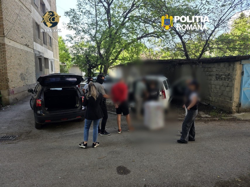 galerie foto un barbat arestat preventiv dupa ce ar fi fost prins transportand 6 5 kg de canabis intr galerie foto un barbat arestat preventiv dupa ce ar fi fost prins transportand 6 5 kg de canabis intr