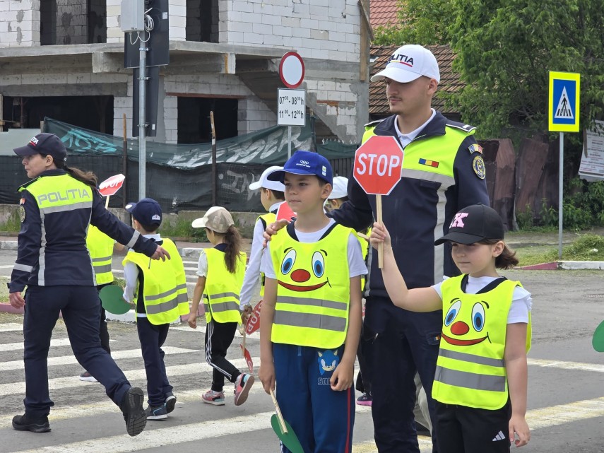 foto saptamana sigurantei rutiere elevii din constanta au invatat reguli de circulatie alaturi de politisti foto saptamana sigurantei rutiere elevii din constanta au invatat reguli de circulatie alaturi de politisti