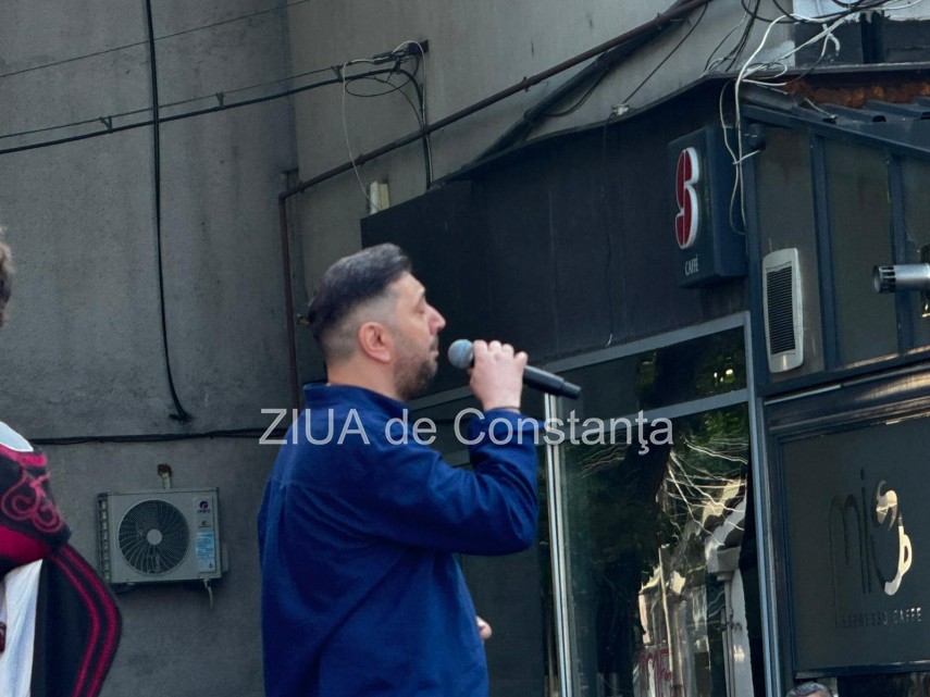 foto muzica dans si traditie pe bulevardul tomis atmosfera de sarbatoare in constanta de ziua nationala foto muzica dans si traditie pe bulevardul tomis atmosfera de sarbatoare in constanta de ziua nationala
