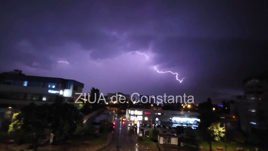 foto cod negru pe cerul constantei fulgere puternice si nori amenintatori deasupra orasului 939461 foto cod negru pe cerul constantei fulgere puternice si nori amenintatori deasupra orasului 939461