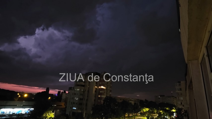 UPDATE. FOTO+VIDEO. Cod negru pe cerul Constantei! Fulgere puternice si nori amenintatori deasupra orasului    