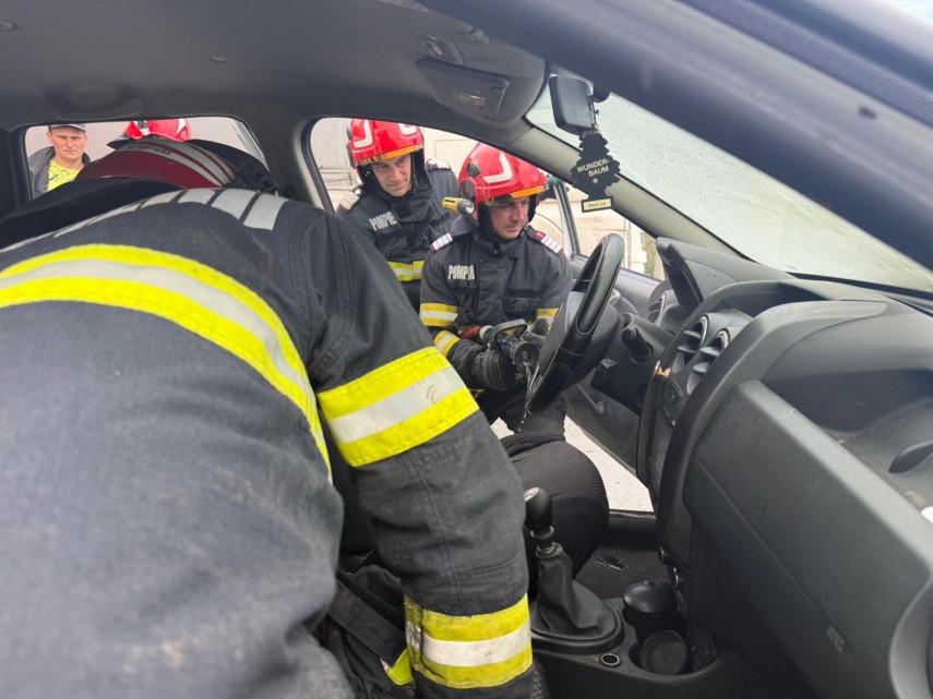 foto incendiu in tulcea un autoturism a luat foc in zona compartimentului motor isu tulcea a actionat foto incendiu in tulcea un autoturism a luat foc in zona compartimentului motor isu tulcea a actionat