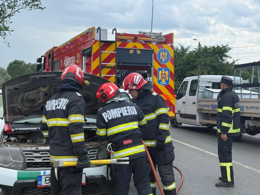 foto incendiu in tulcea un autoturism a luat foc in zona compartimentului motor isu tulcea a actionat foto incendiu in tulcea un autoturism a luat foc in zona compartimentului motor isu tulcea a actionat