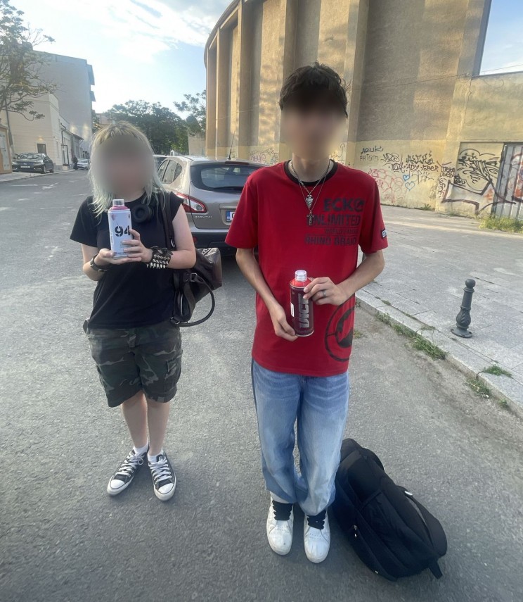 doi adolescenti depistati in timp ce realizau desene de tip graffiti in parcul arheologic din constanta doi adolescenti depistati in timp ce realizau desene de tip graffiti in parcul arheologic din constanta