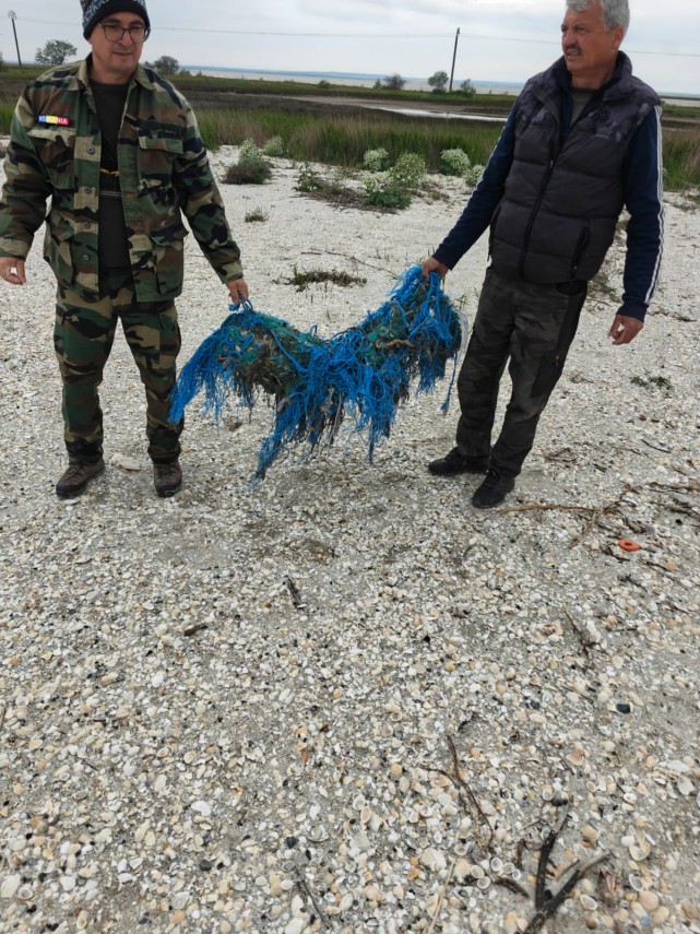 curatenie in delta dunarii foto canale deblocate pentru barci si saci cu deseuri stransi de pe plajele curatenie in delta dunarii foto canale deblocate pentru barci si saci cu deseuri stransi de pe plajele
