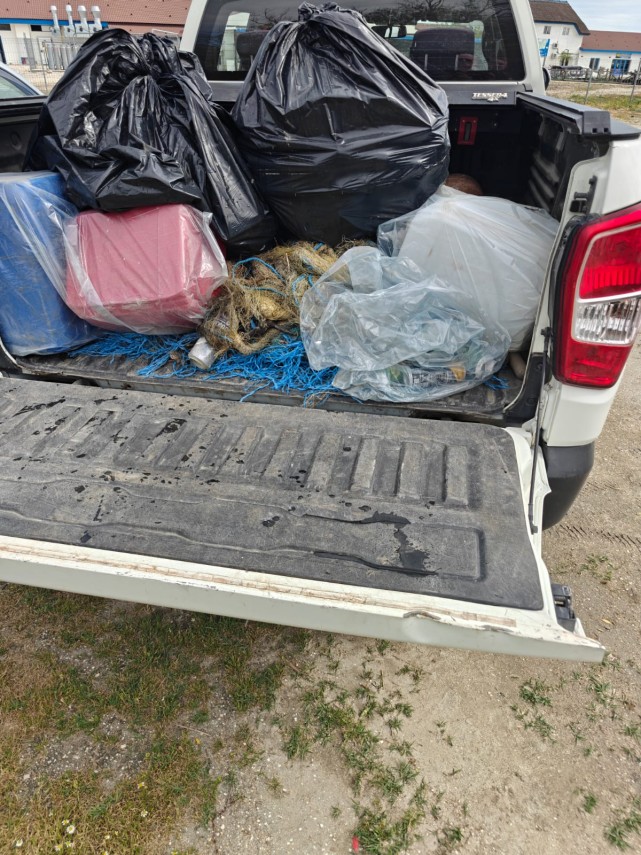 curatenie in delta dunarii foto canale deblocate pentru barci si saci cu deseuri stransi de pe plajele curatenie in delta dunarii foto canale deblocate pentru barci si saci cu deseuri stransi de pe plajele