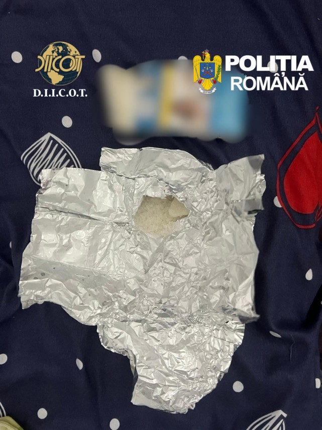 foto un tanar este cercetat de diicot pentru trafic de droguri de risc si mare risc dupa ce a fost prins foto un tanar este cercetat de diicot pentru trafic de droguri de risc si mare risc dupa ce a fost prins