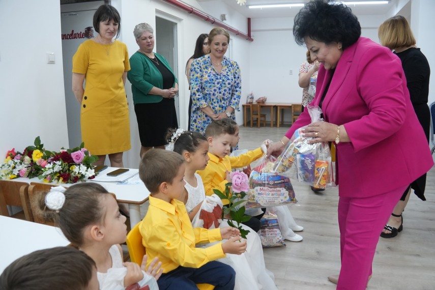 foto micii artisti din cumpana premiati la gradinita sfanta maria in prezenta primarului mariana gaju foto micii artisti din cumpana premiati la gradinita sfanta maria in prezenta primarului mariana gaju