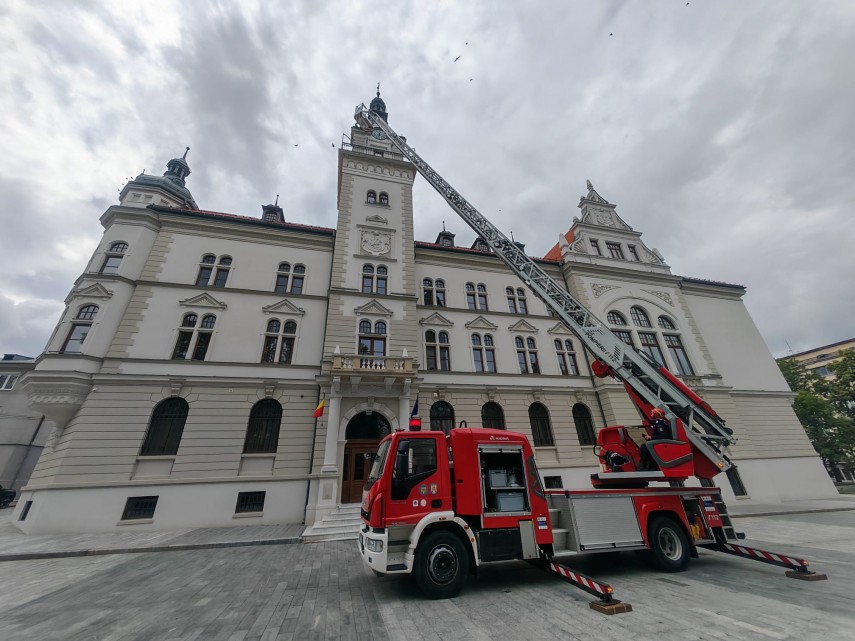 misiune inedita la suceava foto pompierii au salvat un pescarus ranit de pe acoperisul palatului administrativ misiune inedita la suceava foto pompierii au salvat un pescarus ranit de pe acoperisul palatului administrativ