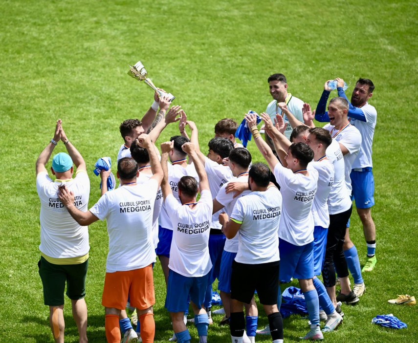 liga a 5 a constanta campioana in seria vest cs medgidia a primit trofeul medaliile si tricourile de liga a 5 a constanta campioana in seria vest cs medgidia a primit trofeul medaliile si tricourile de