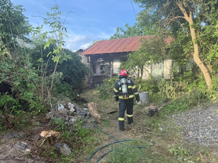 FOTO+VIDEO: Incendiu in municipiul Tulcea, dupa explozia unei butelii. Un barbat a suferit arsuri