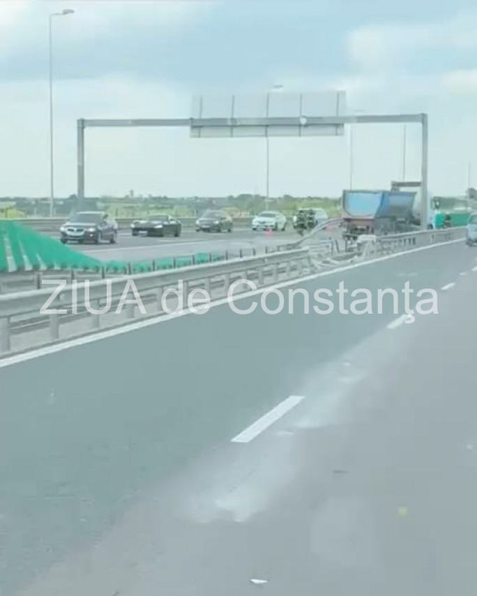 FOTO. Circulatie ingreunata pe A4, la Valu lui Traian, dupa ce un autoturism a rupt parapetul  