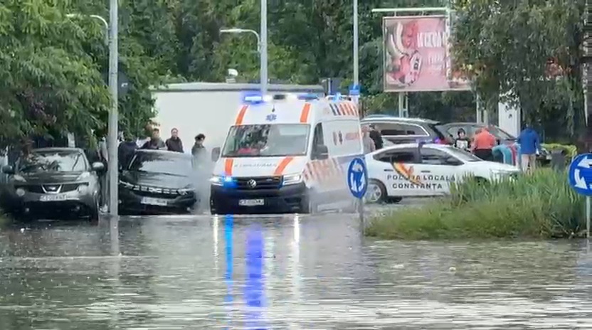foto video ambulanta blocata de inundatii in zona delfinariu din constanta echipajul a fost nevoit sa foto video ambulanta blocata de inundatii in zona delfinariu din constanta echipajul a fost nevoit sa