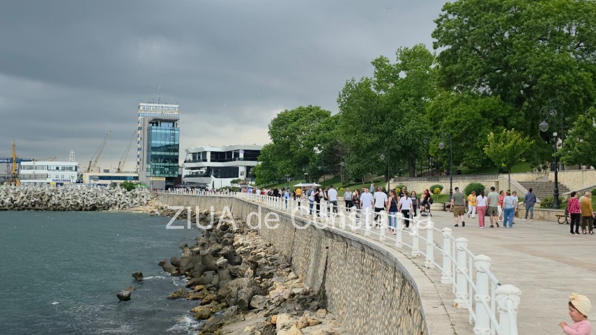 foto video fororeportaj faleza cazinoului din constanta aglomerata in ciuda avertizarii cod galben de foto video fororeportaj faleza cazinoului din constanta aglomerata in ciuda avertizarii cod galben de