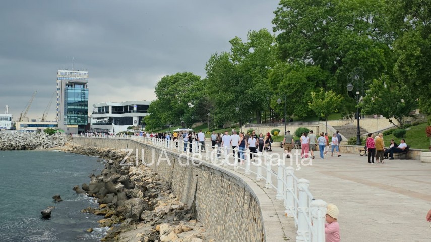 foto video fororeportaj faleza cazinoului din constanta aglomerata in ciuda avertizarii cod galben de foto video fororeportaj faleza cazinoului din constanta aglomerata in ciuda avertizarii cod galben de