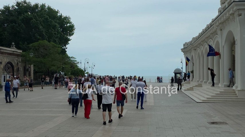 foto video fororeportaj faleza cazinoului din constanta aglomerata in ciuda avertizarii cod galben de foto video fororeportaj faleza cazinoului din constanta aglomerata in ciuda avertizarii cod galben de