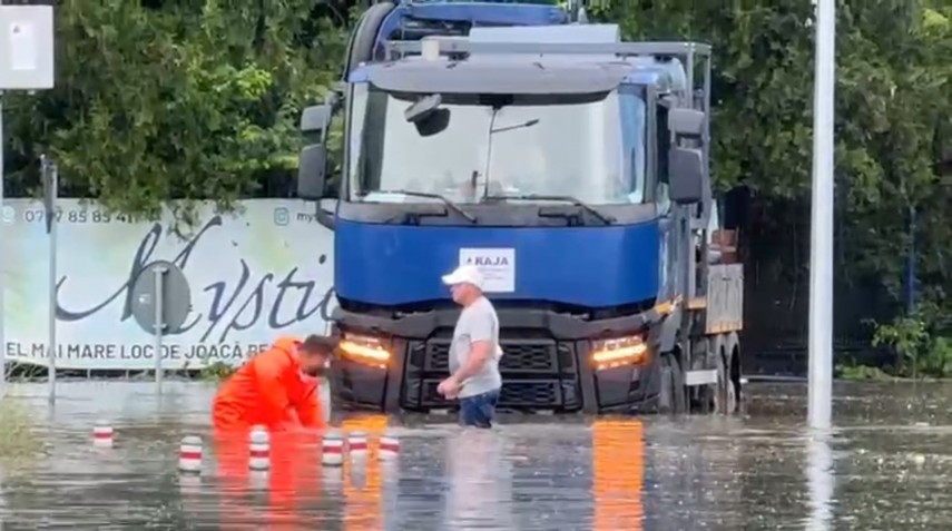 foto video constanta sub ape strazi inundate oameni blocati si dificultati majore de deplasare in oras foto video constanta sub ape strazi inundate oameni blocati si dificultati majore de deplasare in oras