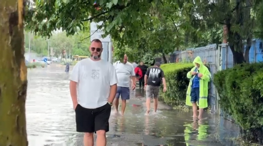 foto video constanta sub ape strazi inundate oameni blocati si dificultati majore de deplasare in oras foto video constanta sub ape strazi inundate oameni blocati si dificultati majore de deplasare in oras