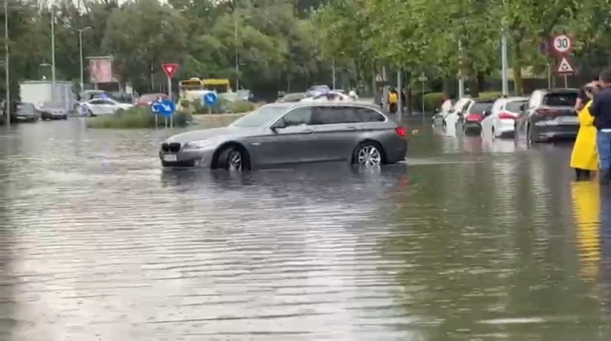 foto video constanta sub ape strazi inundate oameni blocati si dificultati majore de deplasare in oras foto video constanta sub ape strazi inundate oameni blocati si dificultati majore de deplasare in oras