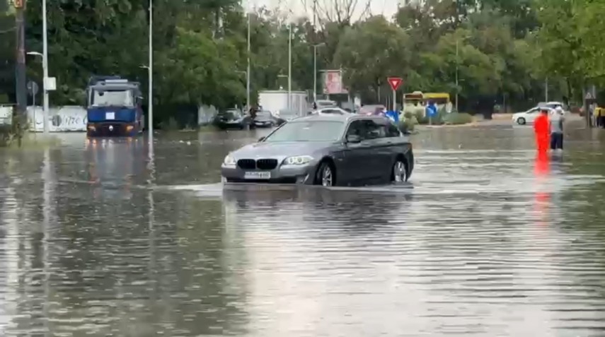 foto video constanta sub ape strazi inundate oameni blocati si dificultati majore de deplasare in oras foto video constanta sub ape strazi inundate oameni blocati si dificultati majore de deplasare in oras