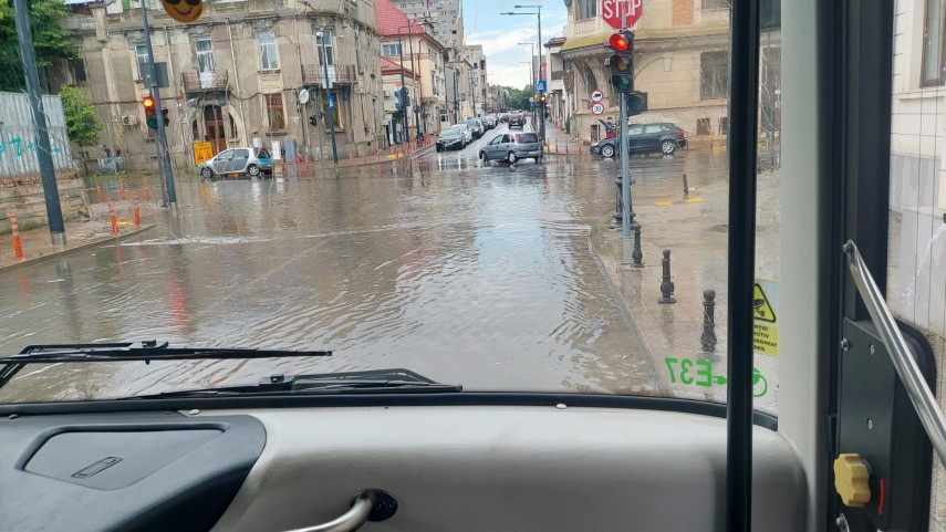 foto video constanta sub ape strazi inundate oameni blocati si dificultati majore de deplasare in oras foto video constanta sub ape strazi inundate oameni blocati si dificultati majore de deplasare in oras