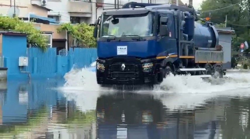 foto video constanta sub ape strazi inundate oameni blocati si dificultati majore de deplasare in oras foto video constanta sub ape strazi inundate oameni blocati si dificultati majore de deplasare in oras