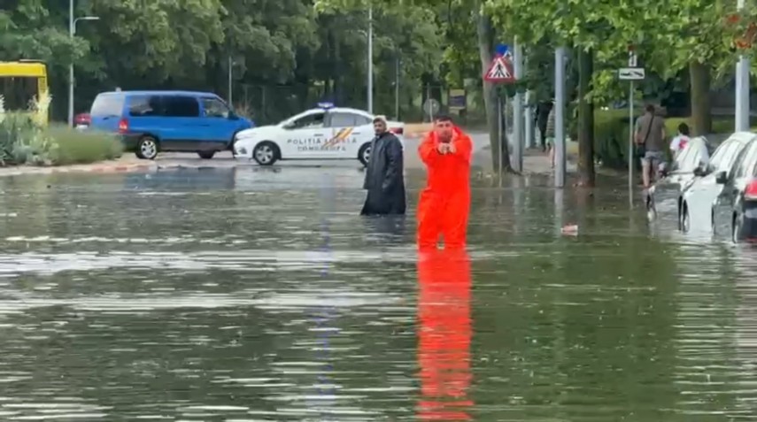 foto video constanta sub ape strazi inundate oameni blocati si dificultati majore de deplasare in oras foto video constanta sub ape strazi inundate oameni blocati si dificultati majore de deplasare in oras