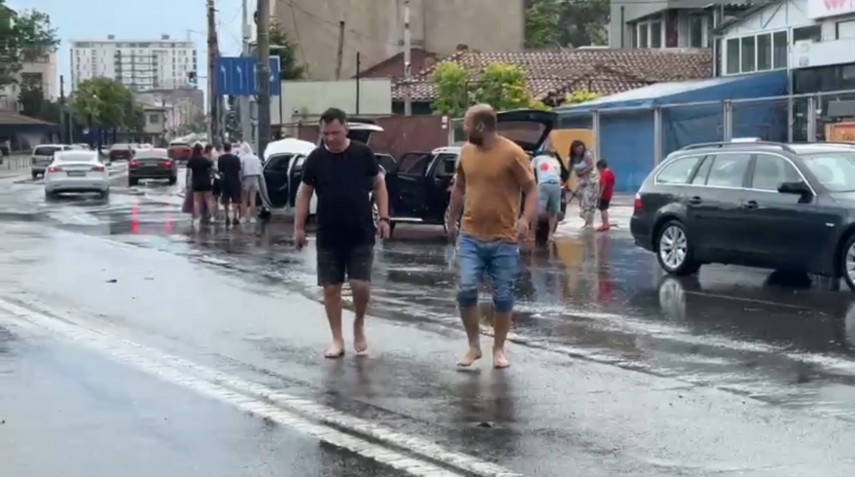foto video constanta sub ape strazi inundate oameni blocati si dificultati majore de deplasare in oras foto video constanta sub ape strazi inundate oameni blocati si dificultati majore de deplasare in oras