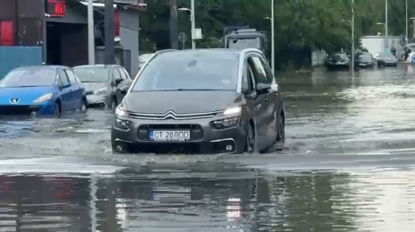 foto video constanta sub ape strazi inundate oameni blocati si dificultati majore de deplasare in oras foto video constanta sub ape strazi inundate oameni blocati si dificultati majore de deplasare in oras