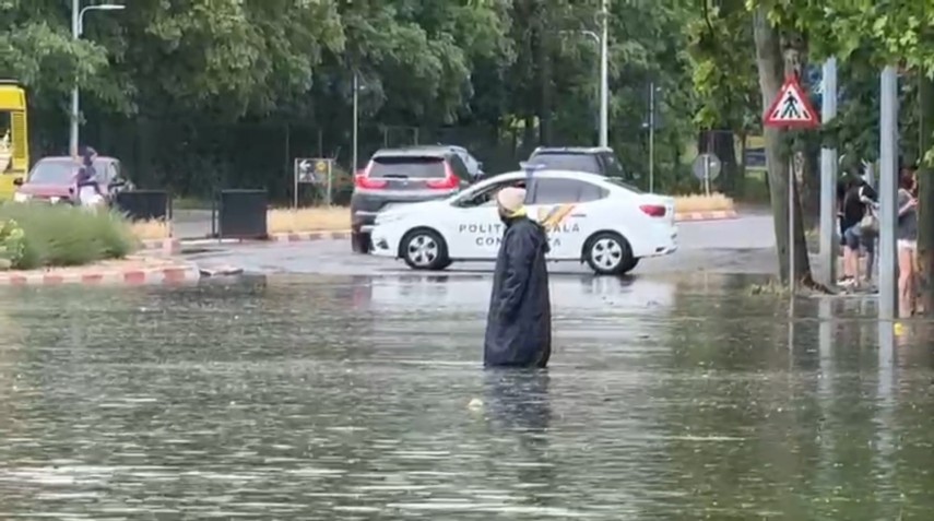 foto video constanta sub ape strazi inundate oameni blocati si dificultati majore de deplasare in oras foto video constanta sub ape strazi inundate oameni blocati si dificultati majore de deplasare in oras