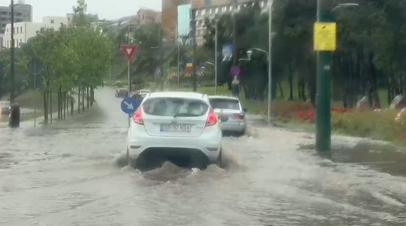 foto video ploaia torentiala a inundat mai multe zone din constanta municipiul sub cod portocaliu de foto video ploaia torentiala a inundat mai multe zone din constanta municipiul sub cod portocaliu de