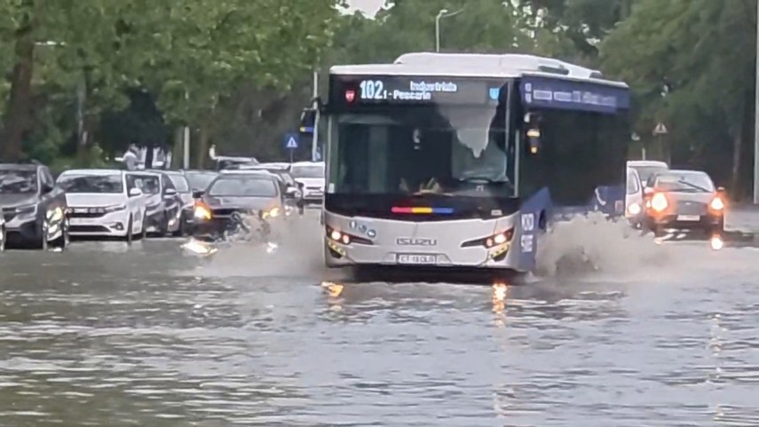 foto video ploaia torentiala a inundat mai multe zone din constanta municipiul sub cod portocaliu de foto video ploaia torentiala a inundat mai multe zone din constanta municipiul sub cod portocaliu de