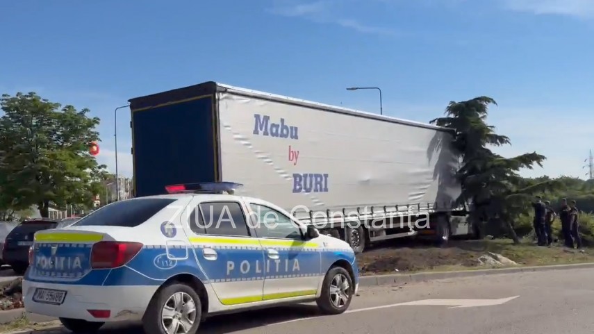 foto haos in trafic la constanta un tir cu numere de ucraina a lovit mai multe masini 941496 foto haos in trafic la constanta un tir cu numere de ucraina a lovit mai multe masini 941496