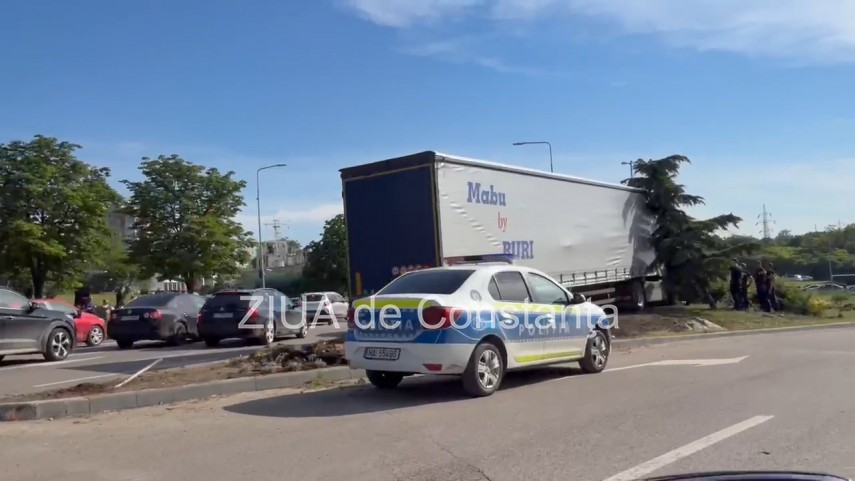 foto haos in trafic la constanta un tir cu numere de ucraina a lovit mai multe masini 941496 foto haos in trafic la constanta un tir cu numere de ucraina a lovit mai multe masini 941496
