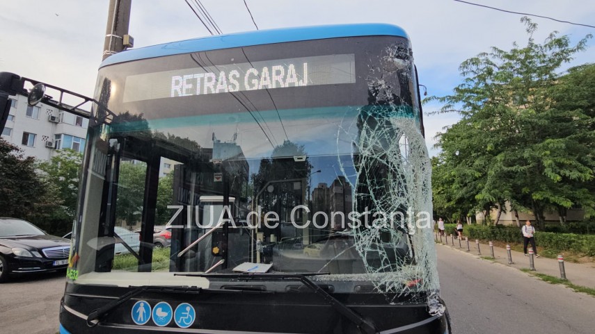 foto video constanta soferul de tir cu numere de bihor a avariat si un autobuz de persoane 941499 foto video constanta soferul de tir cu numere de bihor a avariat si un autobuz de persoane 941499