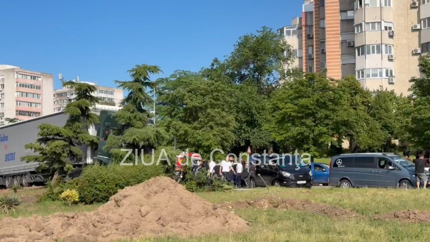 foto haos in trafic la constanta un tir cu numere de ucraina a lovit mai multe masini 941496 foto haos in trafic la constanta un tir cu numere de ucraina a lovit mai multe masini 941496