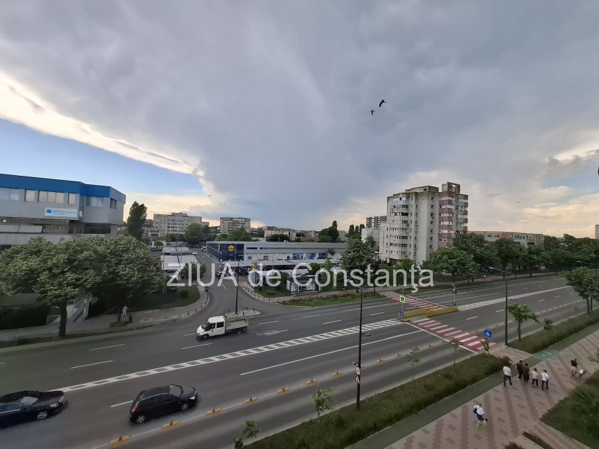 foto video furtunile se deplaseaza spre constanta unde vor fi caderi de grindina de mari dimensiuni descarcari foto video furtunile se deplaseaza spre constanta unde vor fi caderi de grindina de mari dimensiuni descarcari